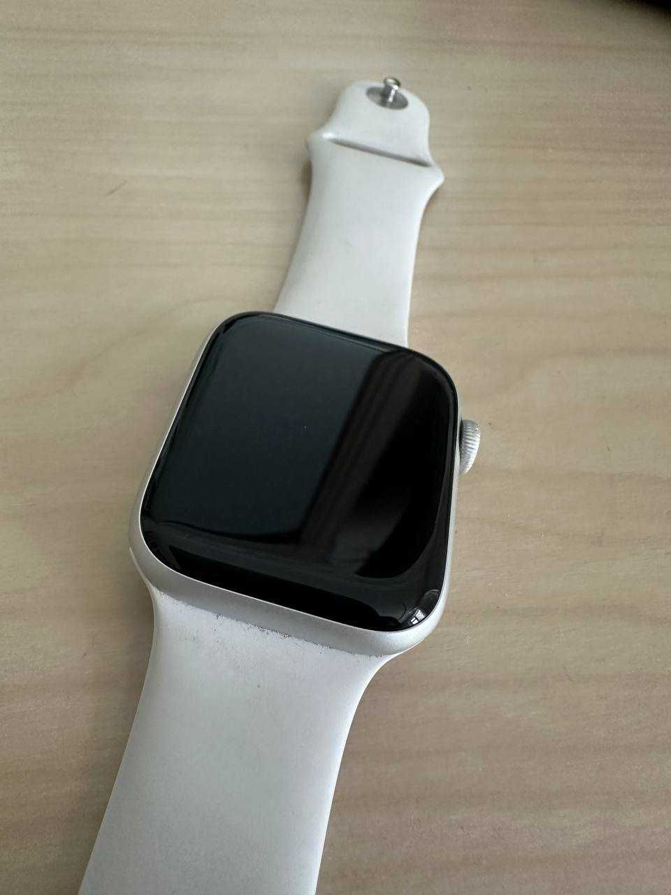 Apple Watch SE 44mm (Gen 2) в идеальном состоянии