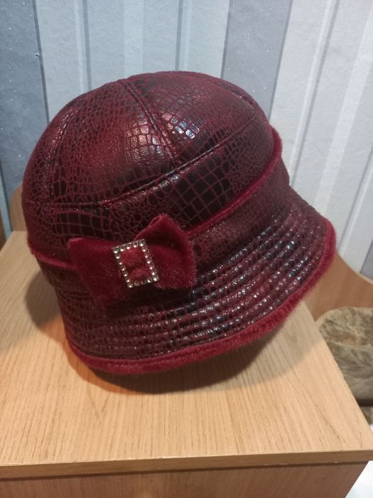 Шапка женская красивая бордовая