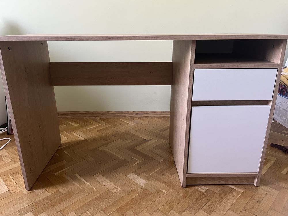 Офис бюро, купувано от Юск, като ново