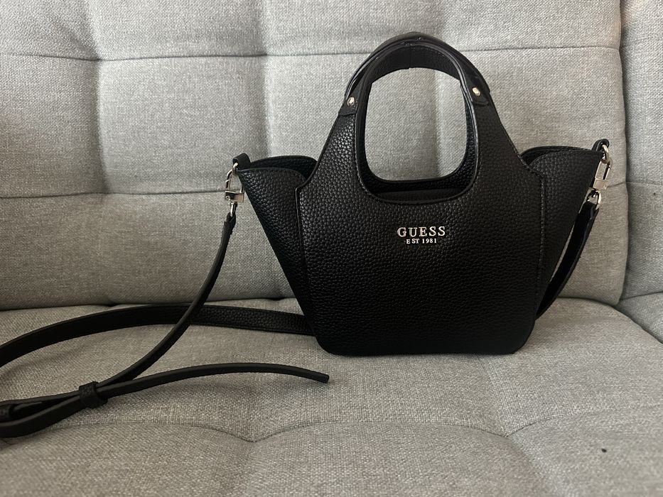 Малка черна чанта Guess