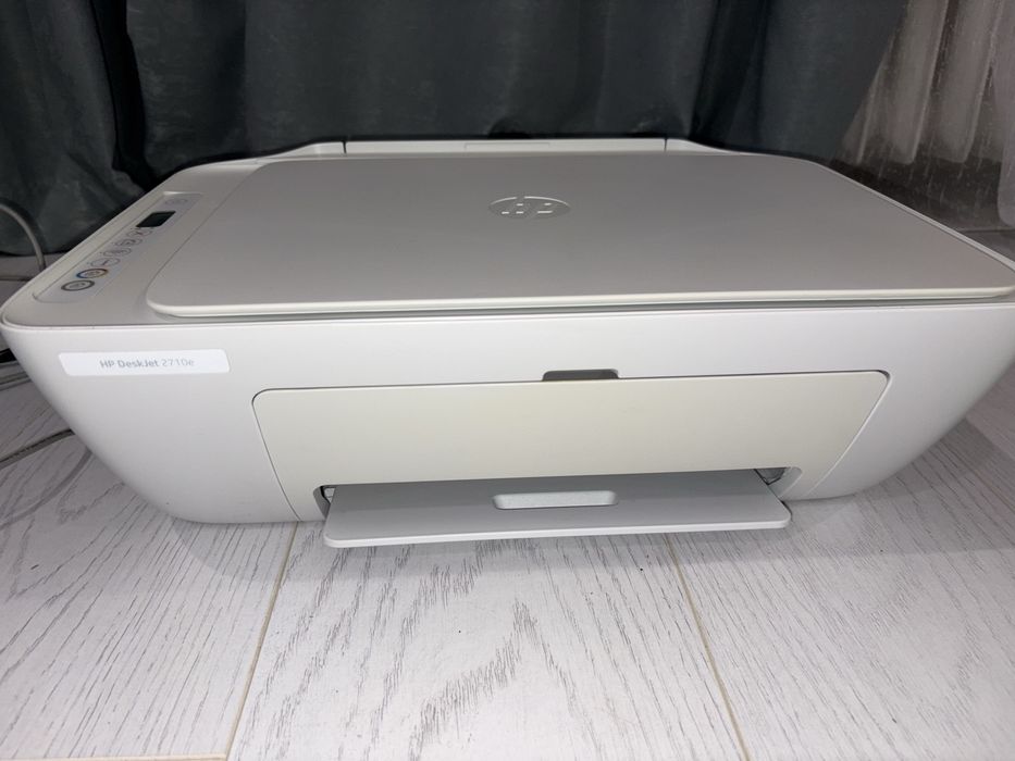 Цветен принтер HP DeskJet 2710e
