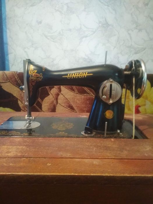 Продам швейную машинку.