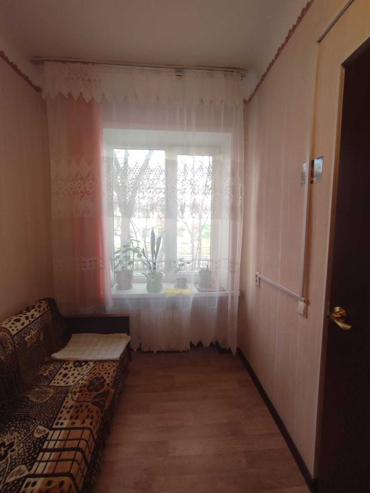 Продам 2 комн. срочно  старый часть возле колхозного рынка