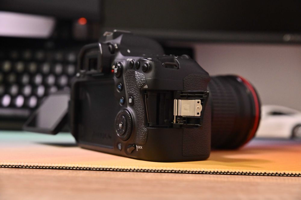 Vand Canon 6D Mark II 2 Utilizat, Separat sau impreuna cu Canon 135 MM