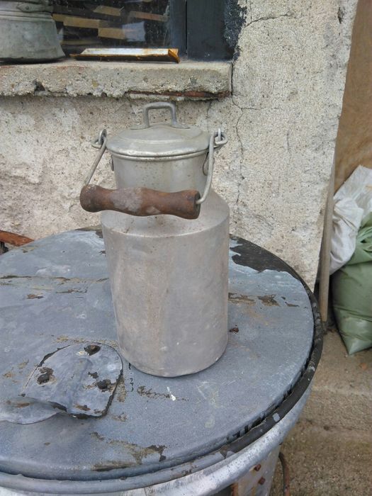 Продавам малко старинно гюмче за мляко