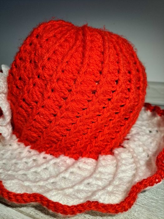 Ръчно плетена шапка двуцветна модел мартеница федора с голямо цвете