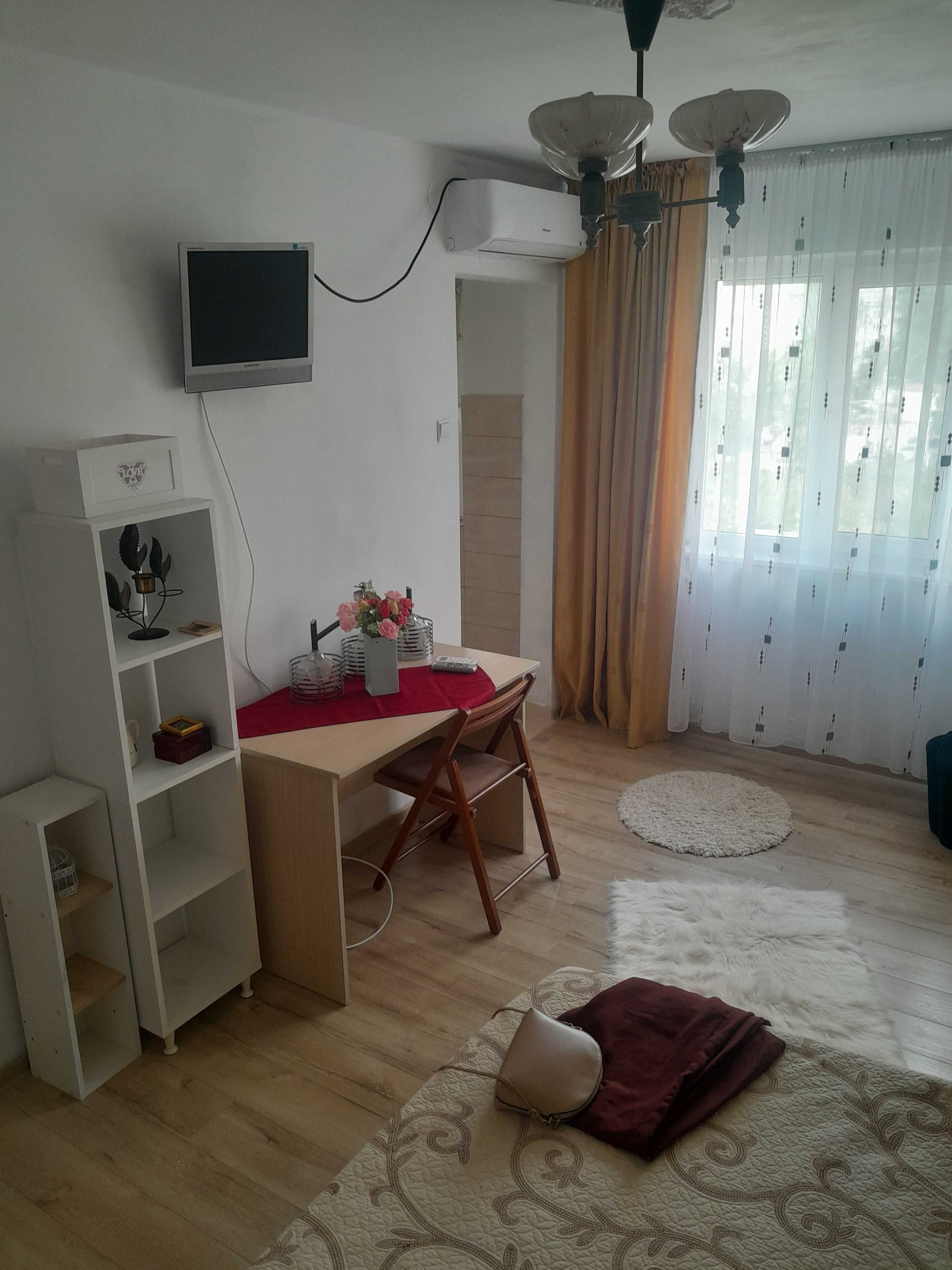 Inchiriez garsonieră Micro 21
