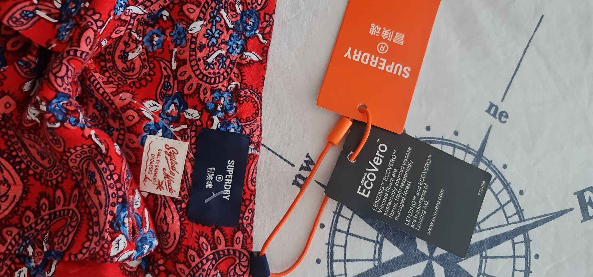 Pantaloni scurti Superdry, noi, cu eticheta