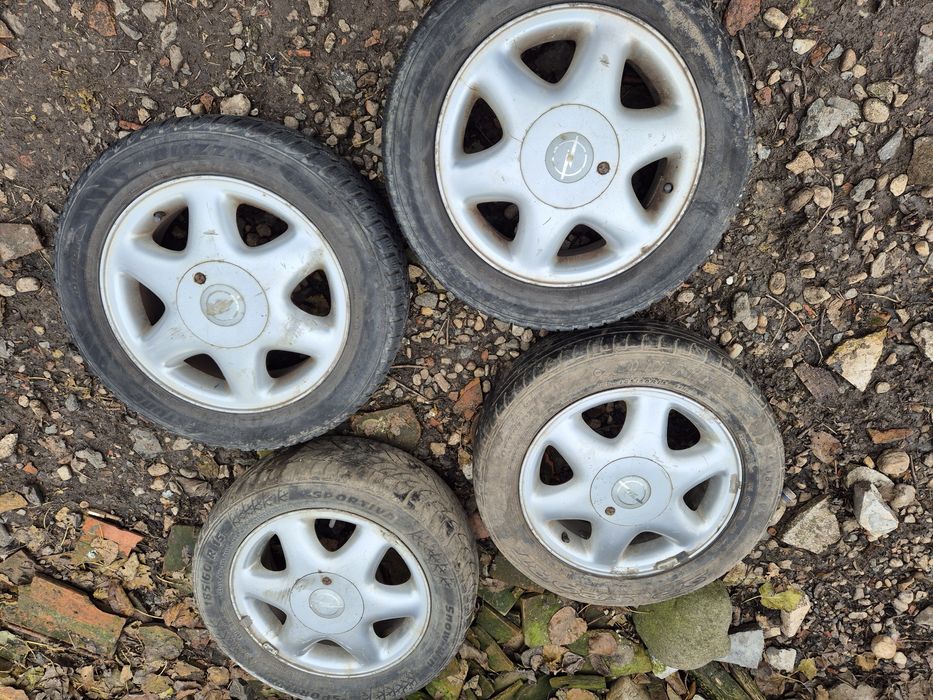 Vând 4 jante de aliaj, pe 15", marca GM