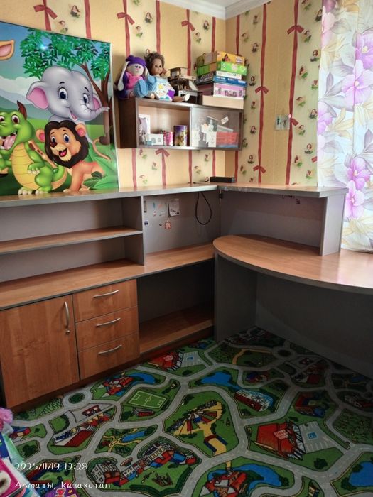 Продается стол письменный