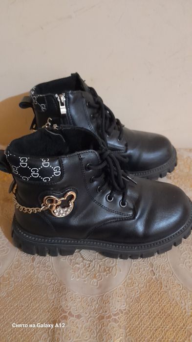 Продается детская обувь.