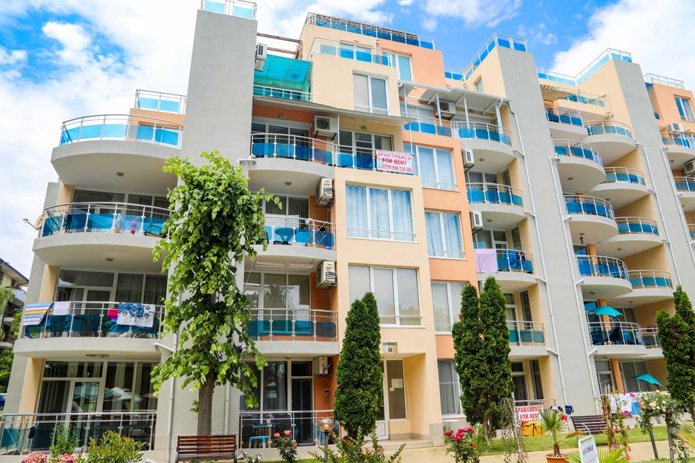 Под Наем тристаен апартамент на първа линия в Равда