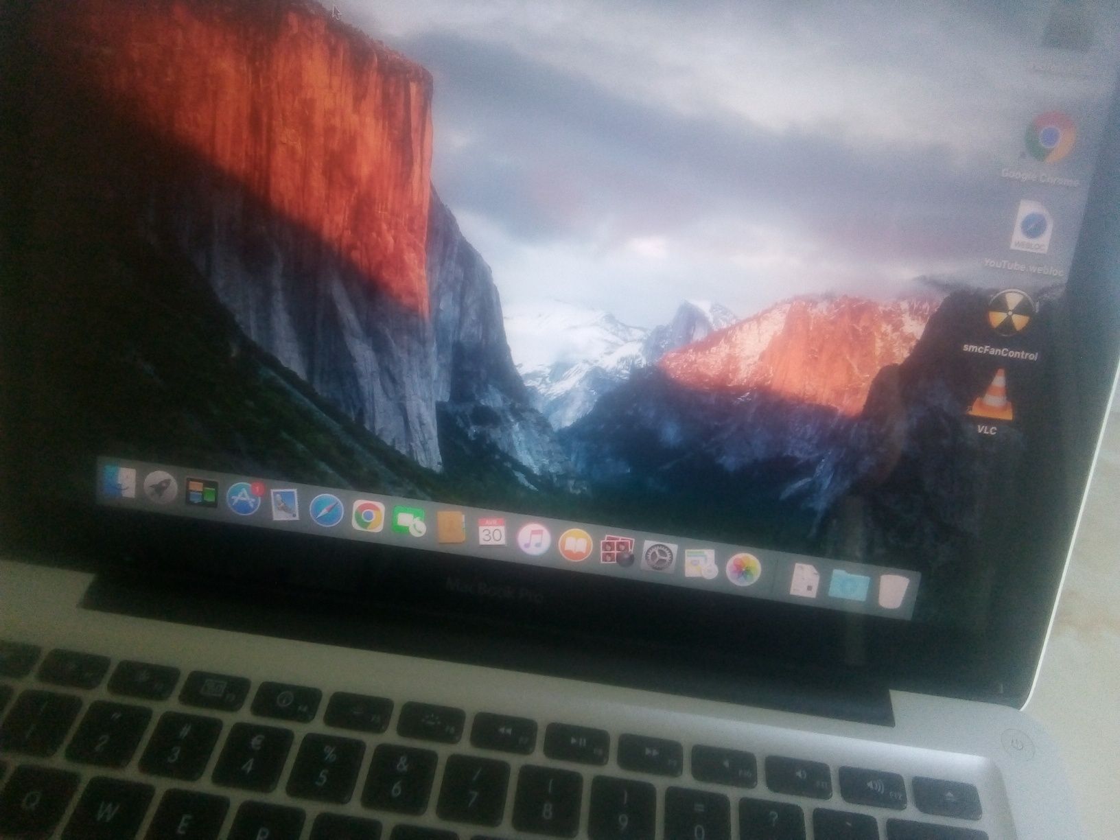 Vând laptop Apple MacBook Pro [ i7 | 8GB | 500GB | 3,5h ] //poze reale