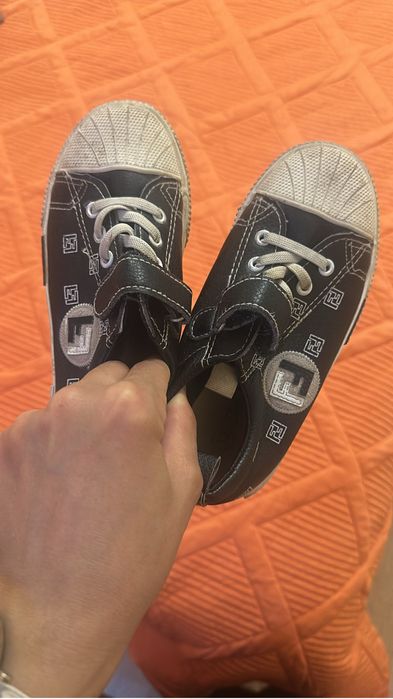 Отдам обувь на девочку.