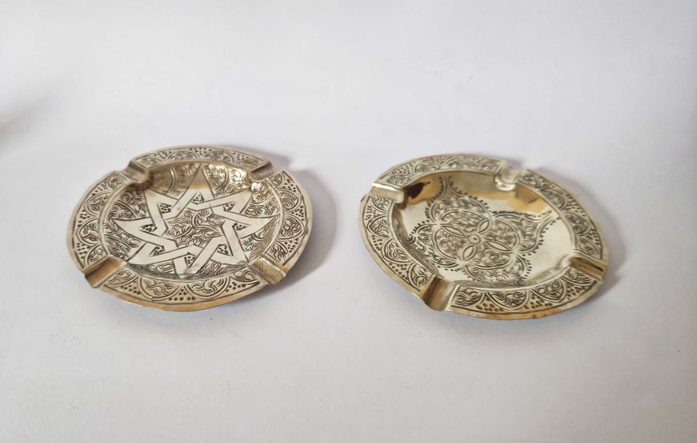 2 гравирани пепелника от месинг с маркировка