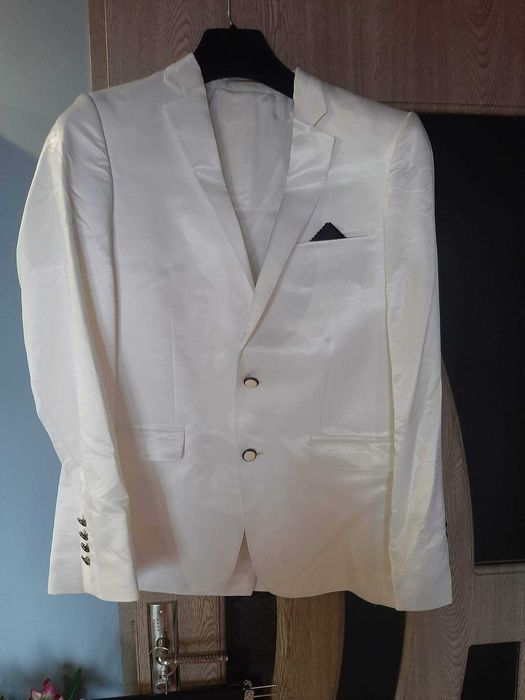 Мъжки  бял костюм от тънък сатен с подплата 42 номер