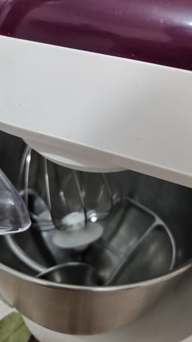 Robot bucătărie 
Vând robot de bucătărie / mixer planetar Heinner