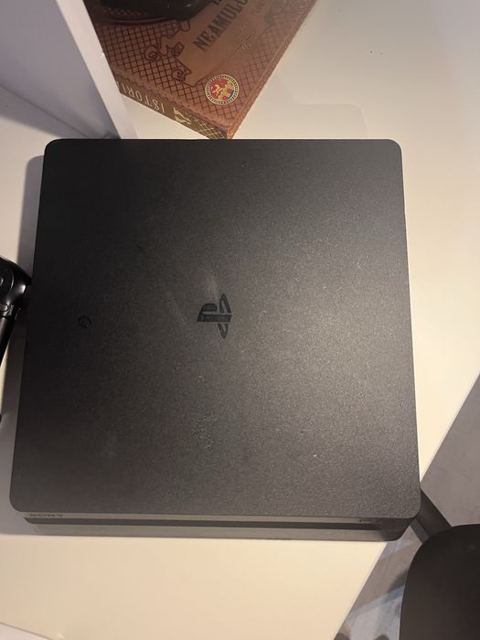 Vand PS4+maneta+2 jocuri