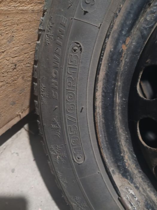 Vând anvelope iarna 195/60 r15