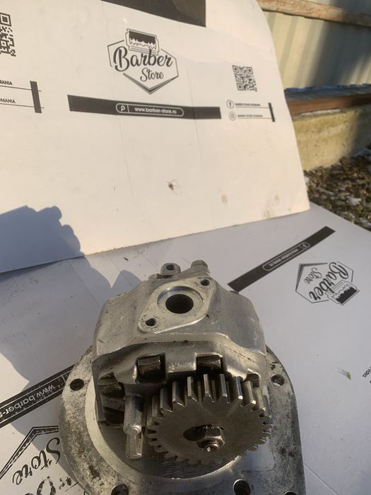 Vând pompa hidraulica ,pentru tractor ford 5000