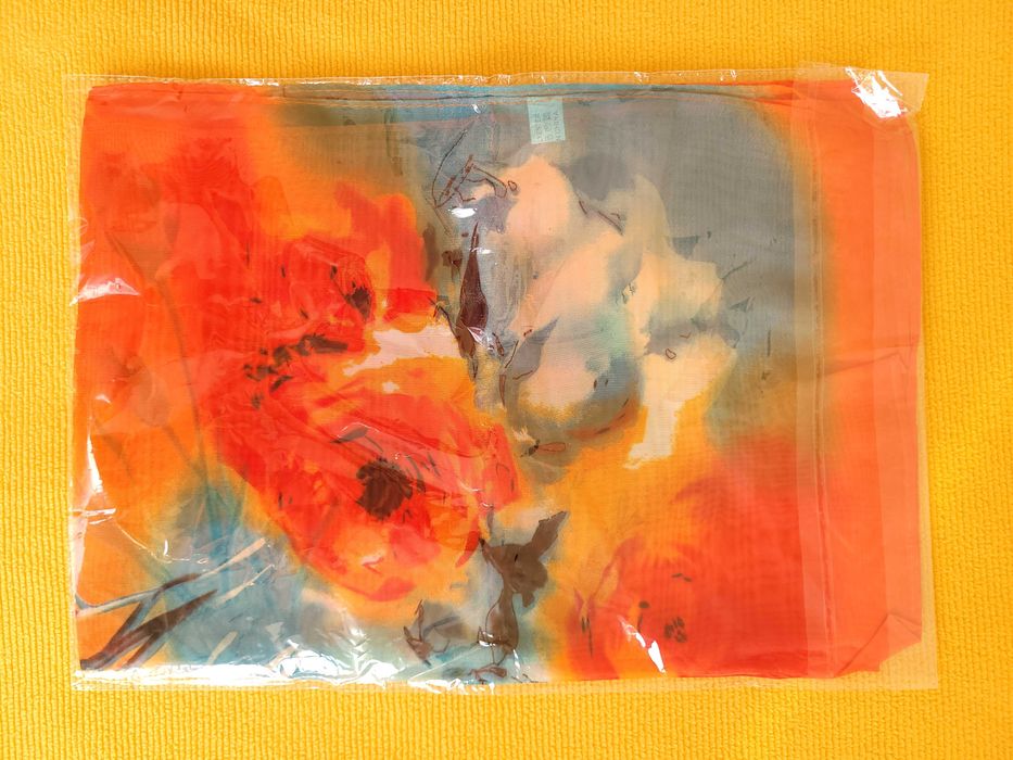 Esarfa cu model floral, nouă, cu etichetă.