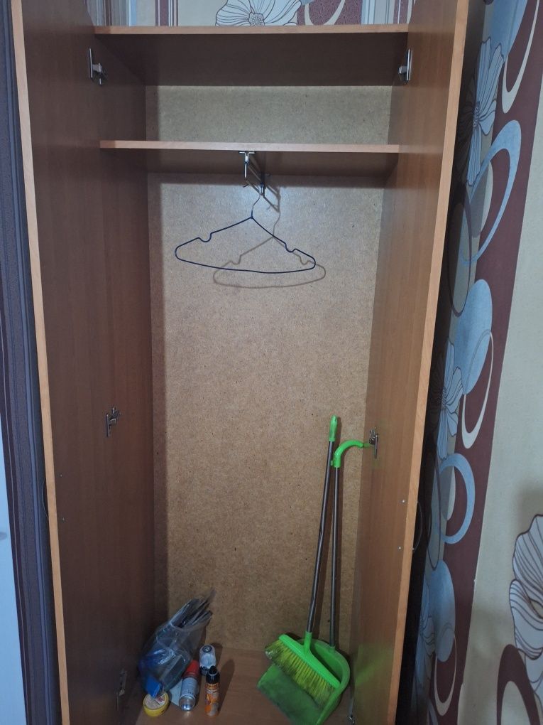 Продаю шкаф, стол и стульев