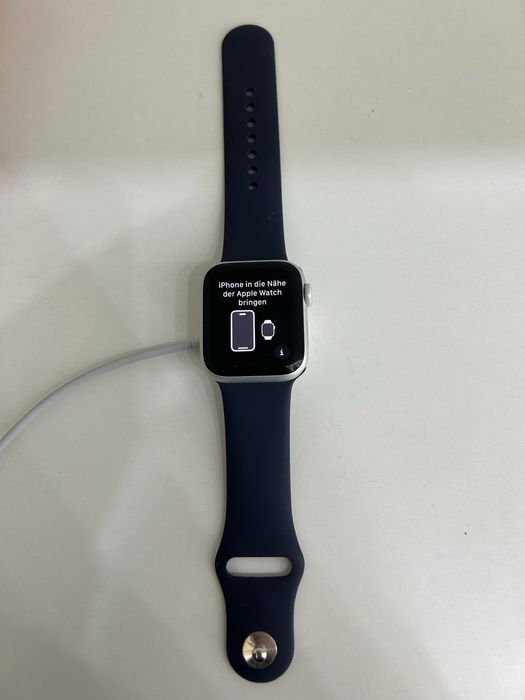 Apple watch SE  ; 40mm(оригинал  серебристый + доп ремешки + зарядка