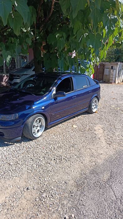 Mașina de vânzare Opel.