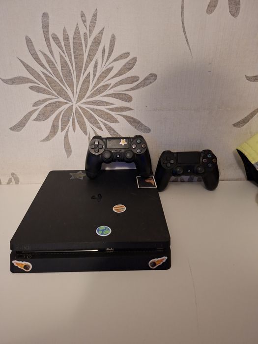 PS4 Slim 500GB + 2 manete – merge digital, nu citește CD-uri
