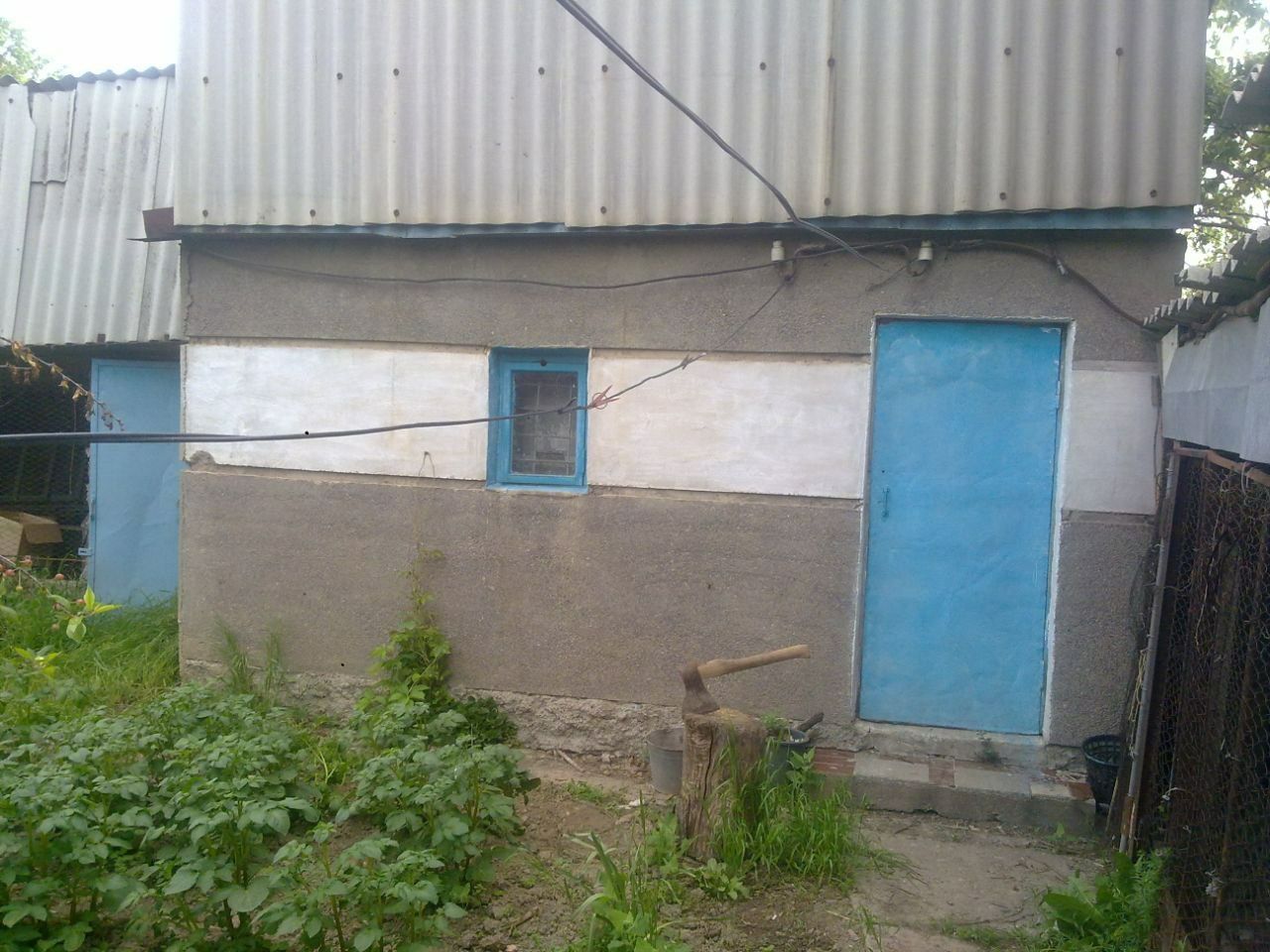 Продаётся дача дом из 3 комнат, уч 8 соток, имеется гараж ,баня ,басей