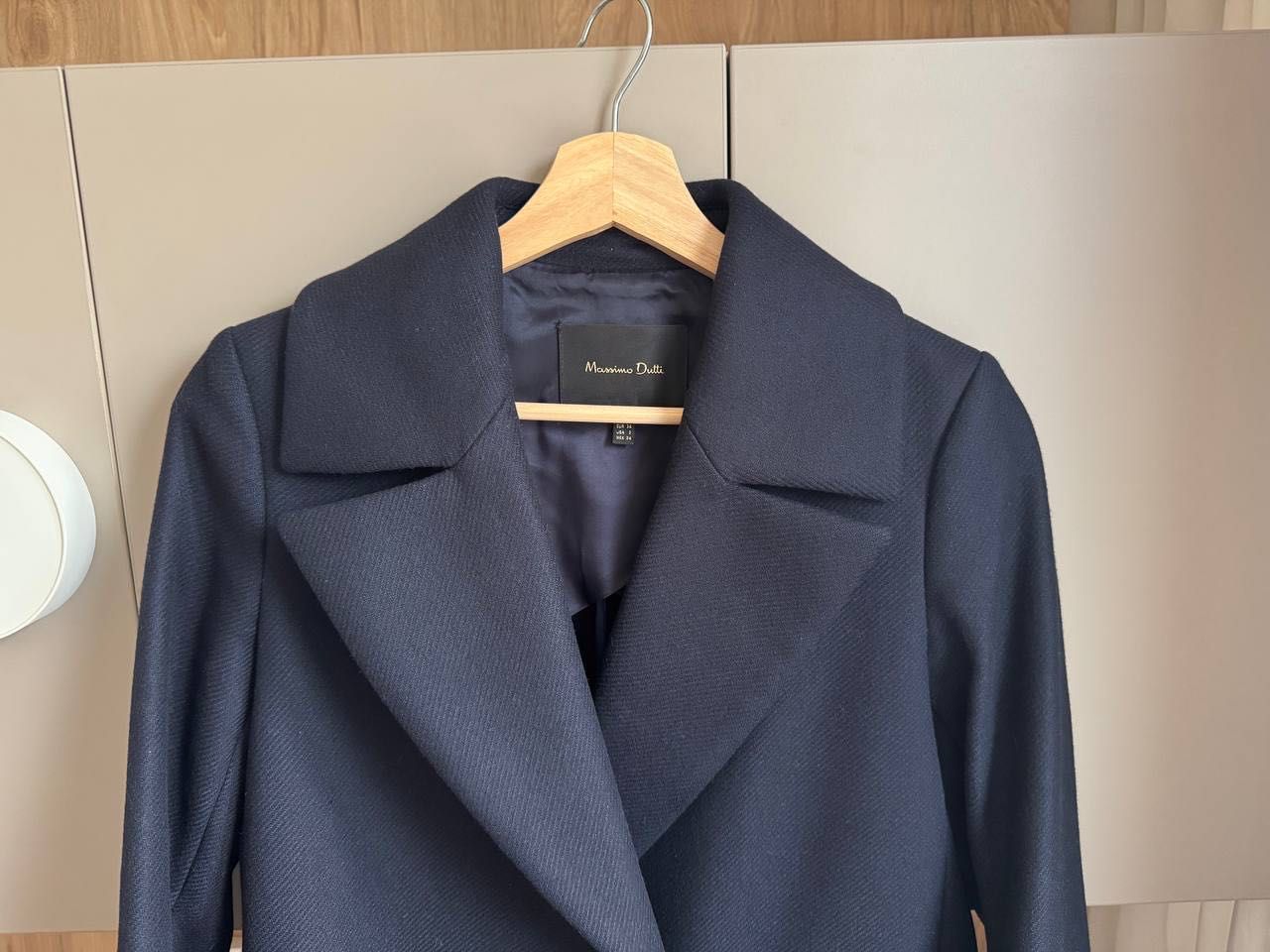 Уникално синьо палто от Massimo Dutti в отлично състояние.