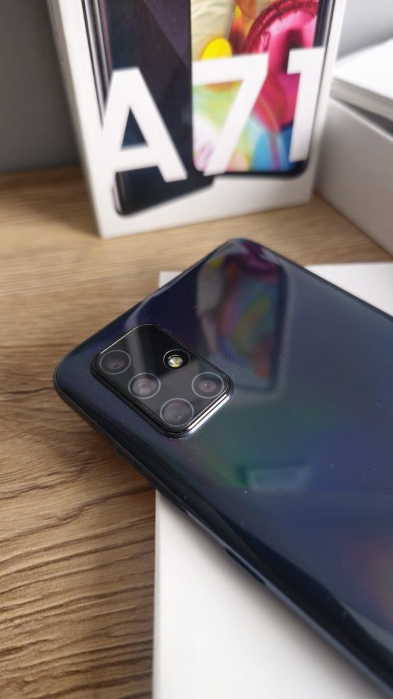 Samsung Galaxy A71 Перфектен с документи и подарък слушалки и кейс