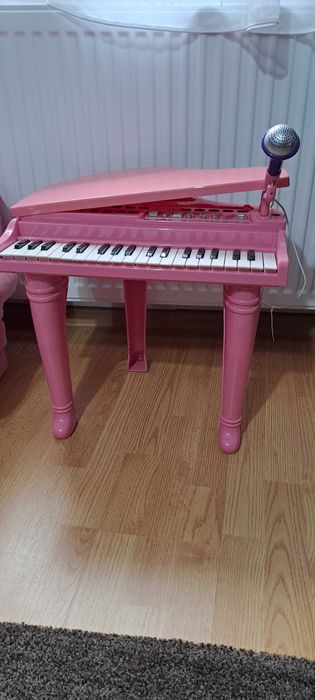 Pian de vanzare cu microfon