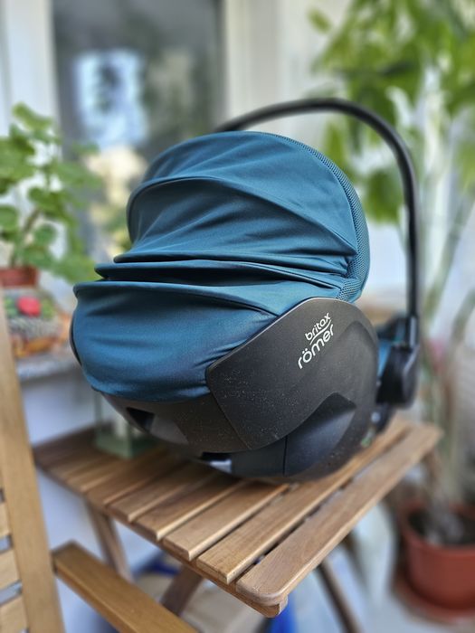 Vând scoica auto pentru bebe Britax Romer