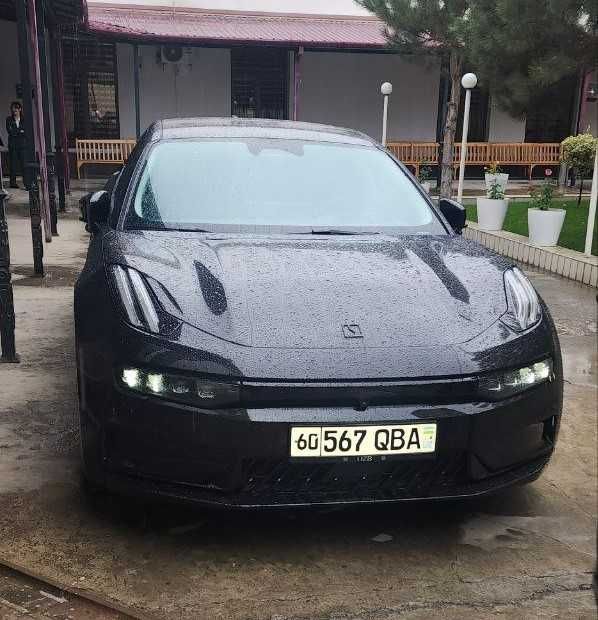 автомобиль Zeekr 001