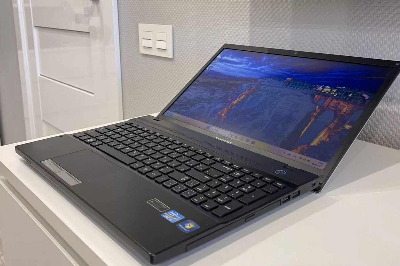 Продам быстрый Intel Core i3 ноутбук Samsung на SSD