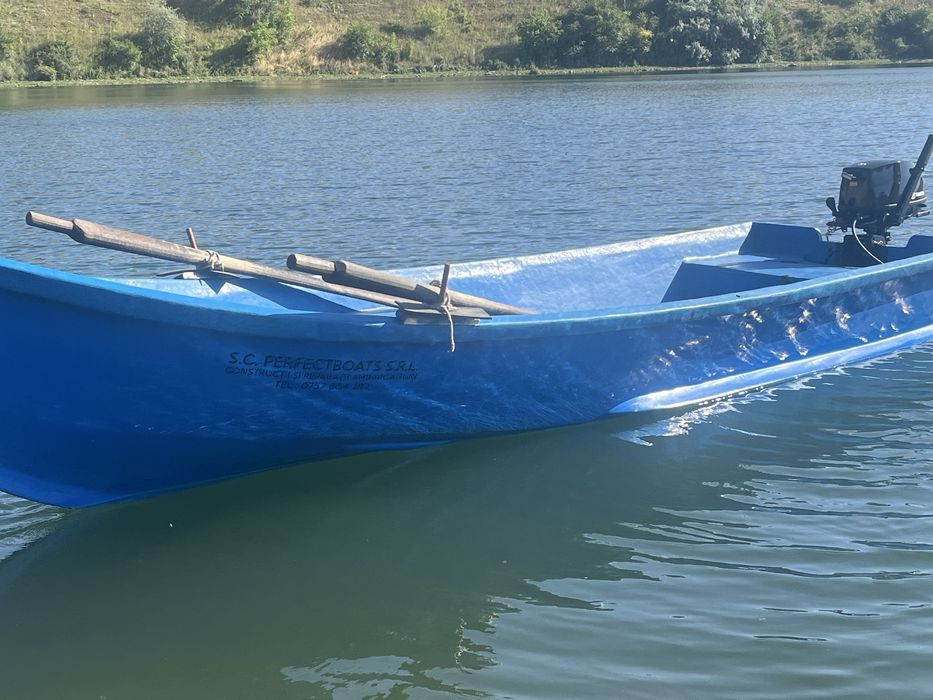 Barca lotca cu motor pescuit