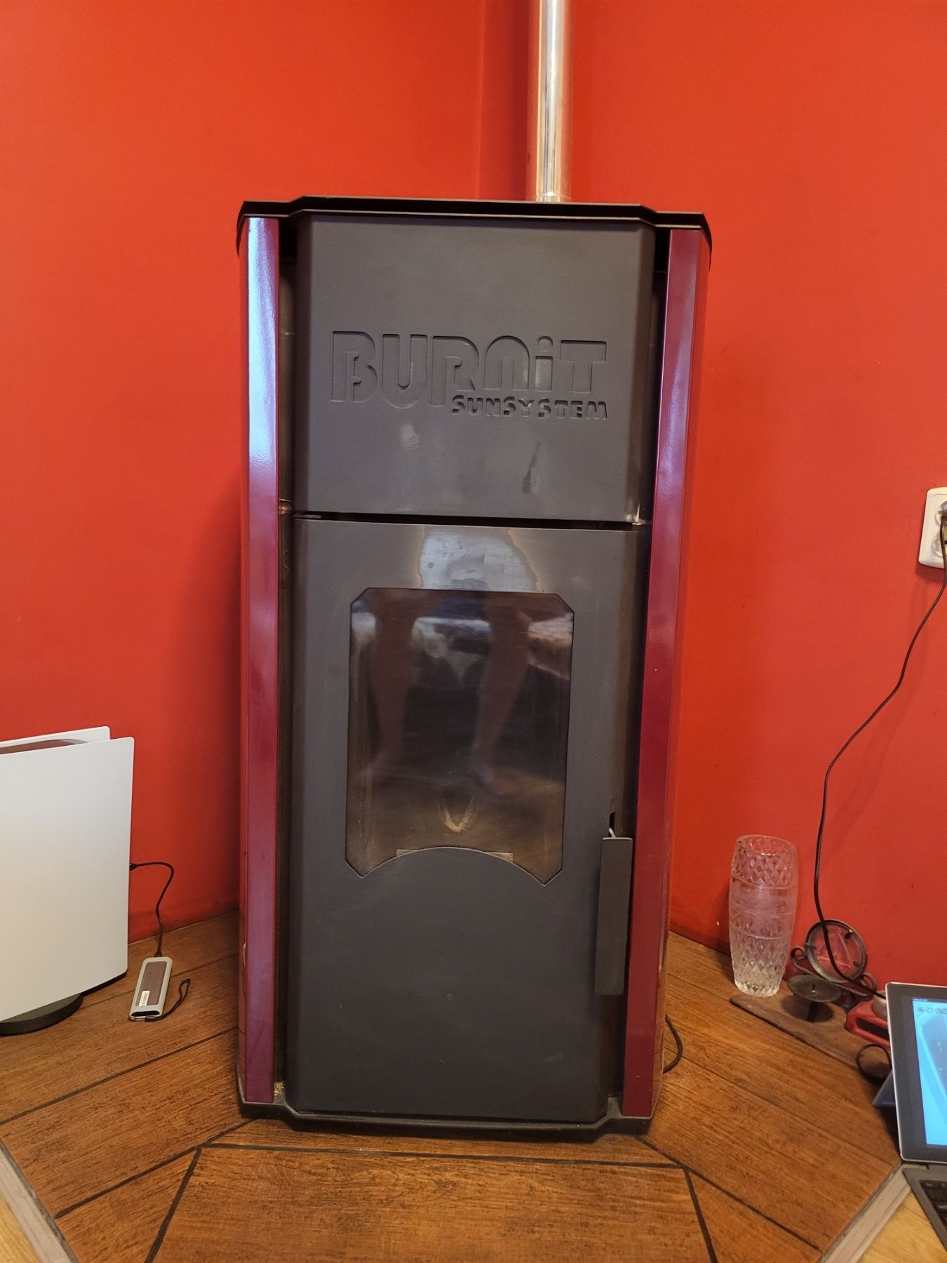 Продавам пелетна камина Burnet Comfort 25 Kw с водна риза