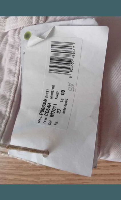 Pantaloni noi cu etichetă