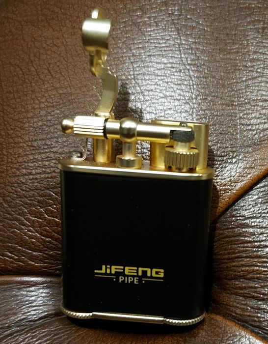 Запалка в четири варианта:черно с хром,черен мат,червено или синьо