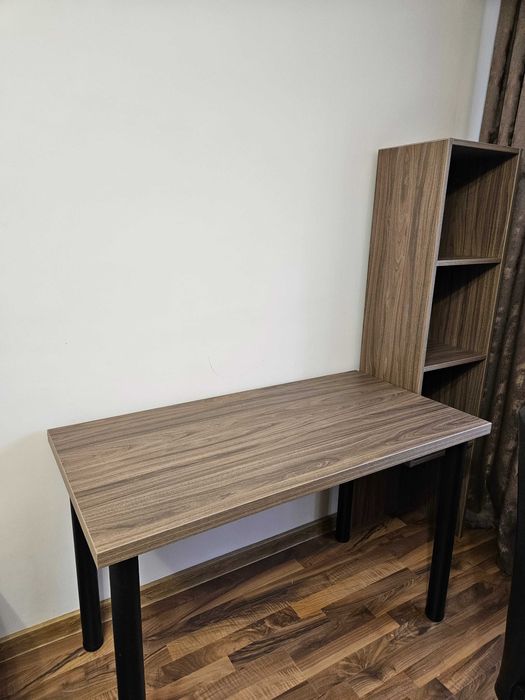 Birou + etajeră în nuanță stejar – stare foarte bună