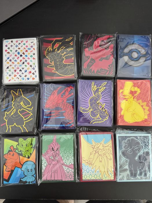 Vand colectie sleeve-uri Pokemon sigilate.