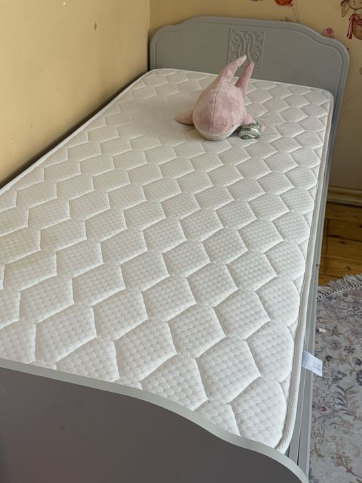 Продам 2 БУ кровати 90*190 росс. произв. + матрасы + выкатные полки