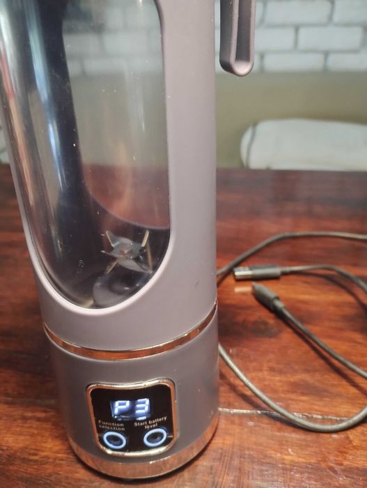 Преносим блендер 450 мл, презареждащ се с USB, за смутита и шейкове