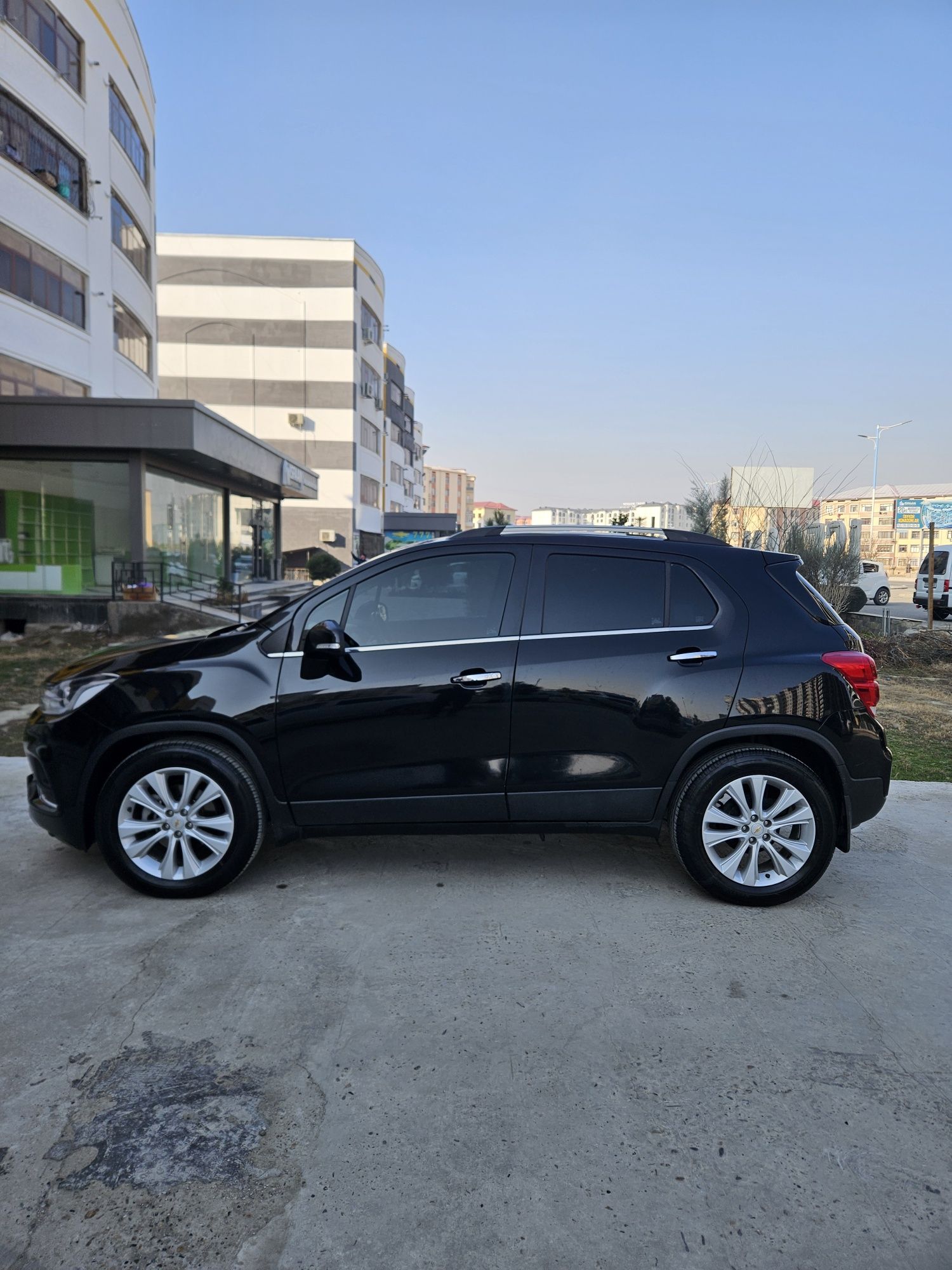 Tracker premier sotiladi