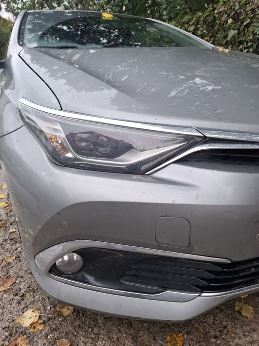 Vând toyota auris  hybrid 2017