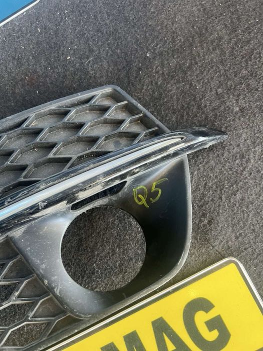 Решетка с отвор за дистроник броня Audi Q5 Sline Facelift 8r0807682Q