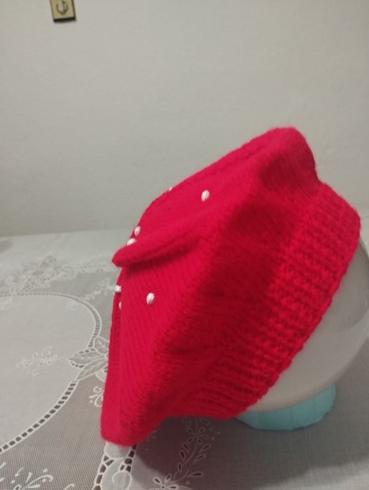 Ръчно плетени дамски шапки барети, тюрбани и бини