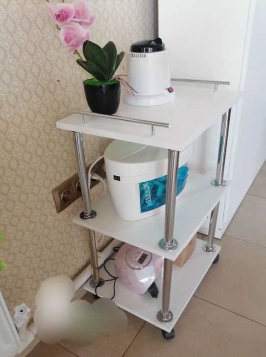 Тележка , помошница , тумбочка , этажерка для салона красоты.