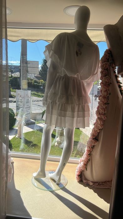 Manechini, Corp feminin cu suport din sticla,expunere haine,alb lucios